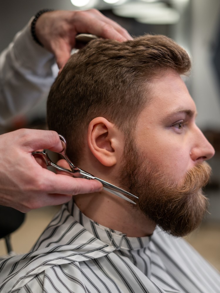 Une prestation de barbier avec les techniques “à l’ancienne”